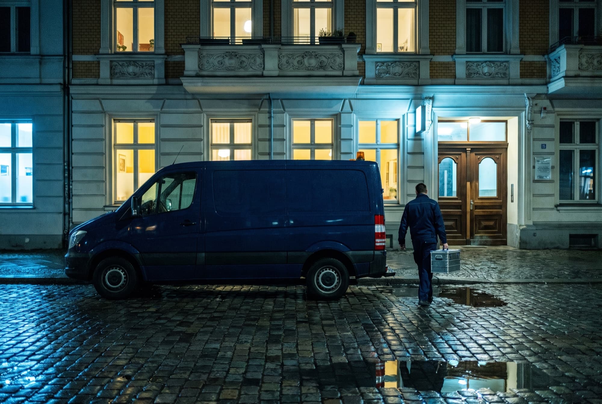Servicewagen bei Nacht vor einem Berliner Gründerzeithaus